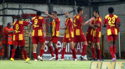 שחקני אשדוד חוגגים את השער הראשון (יניב גונן)