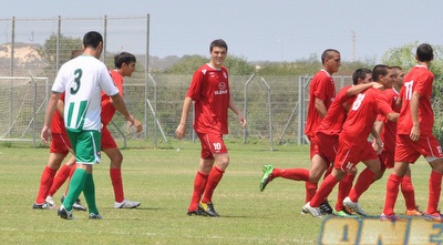 שחקני הפועל ת&qout;א חוגגים את היתרון, רבינוביץ´ מאוכזב (גיא איזנר) שחקני הפועל ת&qout;א חוגגים את היתרון, רבינוביץ´ מאוכזב (גיא איזנר)