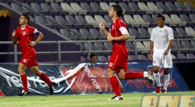 אושרי רואש ואייל טרטצקי ממהרים לחגוג עם בן בסט (יניב גונן) אושרי רואש ואייל טרטצקי ממהרים לחגוג עם בן בסט (יניב גונן)