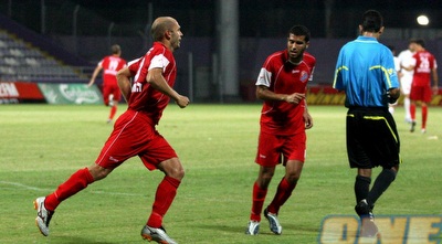 ורץ לחגוג שער שני בליגה (יניב גונן) ורץ לחגוג שער שני בליגה (יניב גונן)