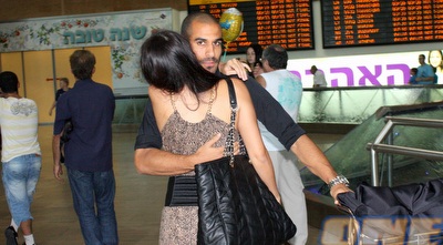 אלברמן נוחת בארץ ומקבל חיבוק מאישתו (יניב גונן)