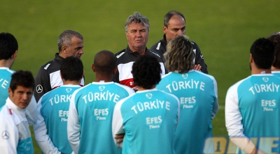 חוס הידינק ושחקני נבחרת טורקיה. מפגש נהדר בברלין (GettyImages)