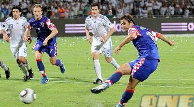 ניקו קרנצ´אר יורה את הפנדל לפינה של דודו אוואט (שי לוי)