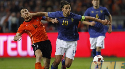 זלאטן עם היד על הפנים של ואן בומל: (GettyImages) זלאטן עם היד על הפנים של ואן בומל: (GettyImages)