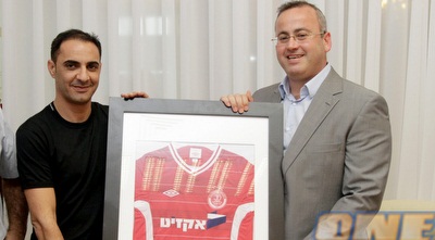 אייל אנקורי עם נציג הבעלים גבי קרצה (יוסי ציפקיס)