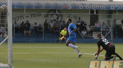 דגו כובש. הבקיע את הראשון ובישל את השני (יוסי ציפקיס)