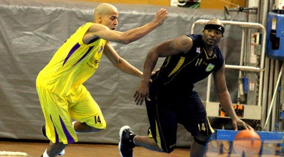 רוב בראון. משחק טוב במאני טיים (משה חרמון) רוב בראון. משחק טוב במאני טיים (משה חרמון)