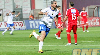 אוחיון חוגג ורץ לחגוג עם החבר´ה (עמית מצפה) אוחיון חוגג ורץ לחגוג עם החבר´ה (עמית מצפה)