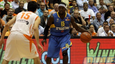 אייל שולמן שומר על פרקינס. הגארד הצעיר הוא נקודת האור של מכבי ראשון (יניב גונן)