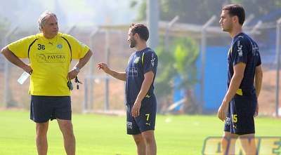 ישראלביץ´ משוחח עם יוסי מזרחי באימון לקראת ק&qout;ש (ליאור טימור) ישראלביץ´ משוחח עם יוסי מזרחי באימון לקראת ק&qout;ש (ליאור טימור)