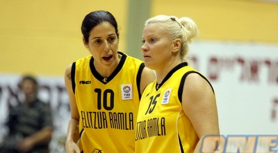 גרינבוים מסבירה למוסטפינה. הרבע הראשון עוד היה צמוד (משה חרמון)