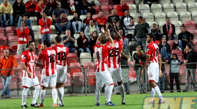 שחקני ב&qout;ש מודים לקהל שהגיע עד עכו (יניב גונן) שחקני ב&qout;ש מודים לקהל שהגיע עד עכו (יניב גונן)