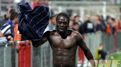 ויורד בהפגנתיות מהמגרש (יניב גונן) ויורד בהפגנתיות מהמגרש (יניב גונן)