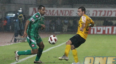 משומר מנסה להשתחרר מנמני (עמית מצפה) משומר מנסה להשתחרר מנמני (עמית מצפה)