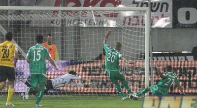 קטן ומשומר עטים על הכדור החוזר (עמית מצפה) קטן ומשומר עטים על הכדור החוזר (עמית מצפה)