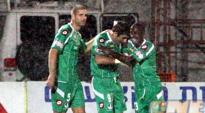 דבאלשווילי, טוואטחה ומימון חוגגים בגשם (עמית מצפה) דבאלשווילי, טוואטחה ומימון חוגגים בגשם (עמית מצפה)