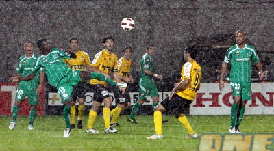 הגשם הכבד מכסה את השחקנים בקרית אליעזר (עמית מצפה) הגשם הכבד מכסה את השחקנים בקרית אליעזר (עמית מצפה)