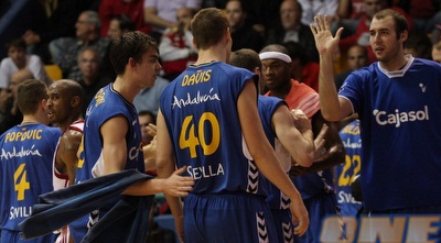 פול דייויס חוגג עם החברים את ההעפלה (גיא בן זיו)