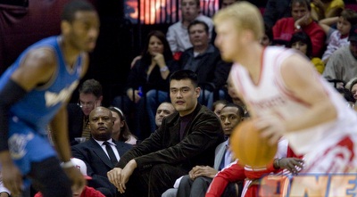 יאו מינג צופה בחבריו מנצחים (רויטרס) יאו מינג צופה בחבריו מנצחים (רויטרס)