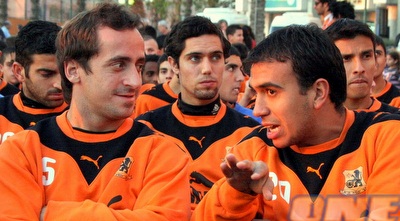 פדרו גלבאן והחלוץ הנבחן אנטוניו פיארגודי יושבים בין הקהל בטקס (משה חרמון) פדרו גלבאן והחלוץ הנבחן אנטוניו פיארגודי יושבים בין הקהל בטקס (משה חרמון)