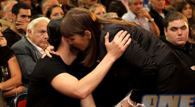 לימור לבנת מחבקת את תמיר כהן (יוסי ציפקיס)