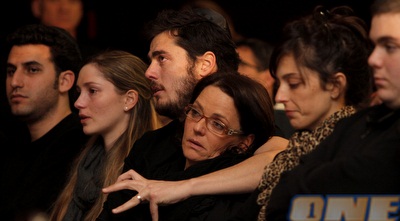 משפחת כהן צופה בטקס לזכרו של אבי (יוסי ציפקיס)