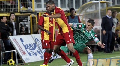 גוסטבו בוקולי נצמד לאורי מגבו (יוסי ציפקיס) גוסטבו בוקולי נצמד לאורי מגבו (יוסי ציפקיס)