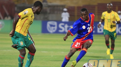 קנדה א-מוקוק מקונגו מול אוסמיאלה באבה מקמרון. שתי הנבחרות עלו שלב (רויטרס)