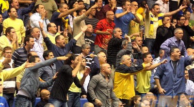 הקהל של מכבי בטירוף בפתיחת המשחק (יניב גונן) הקהל של מכבי בטירוף בפתיחת המשחק (יניב גונן)