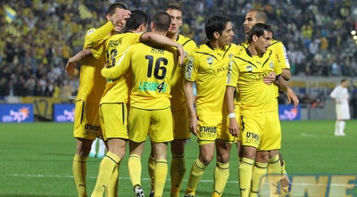 שחקני מכבי חוגגים את השני עם אלירן עטר (שי לוי) שחקני מכבי חוגגים את השני עם אלירן עטר (שי לוי)