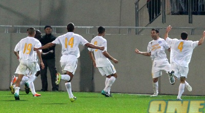 שחקני עכו חוגגים שער שוויון דרמטי עם פלצ´וק (שי לוי) שחקני עכו חוגגים שער שוויון דרמטי עם פלצ´וק (שי לוי)