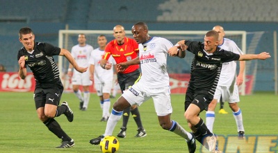 אלעד גבאי מנסה לעצור את פרדה (משה חרמון) אלעד גבאי מנסה לעצור את פרדה (משה חרמון)