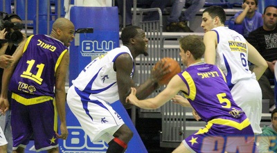 דניאל מנסה לעצור את שון ג´יימס (משה חרמון) דניאל מנסה לעצור את שון ג´יימס (משה חרמון)