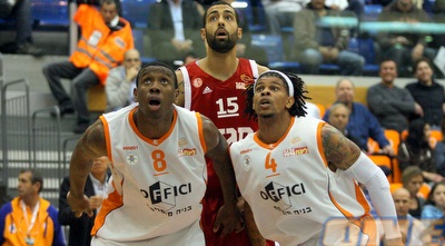 דוויין מיצ´ל וריימר מורגן ממתינים עם בראיין רנדל לכדור (יניב גונן) דוויין מיצ´ל וריימר מורגן ממתינים עם בראיין רנדל לכדור (יניב גונן)