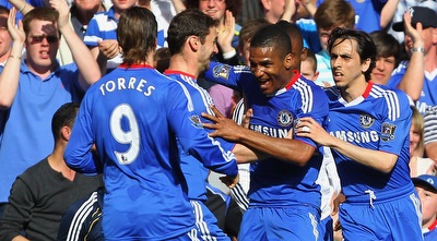 בניון חוגג עם צ´לסי. לא המעבר הראשון בין גדולות באנגליה (GettyImages) בניון חוגג עם צ´לסי. לא המעבר הראשון בין גדולות באנגליה (GettyImages)