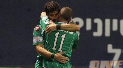 תומר חמד חוגג עם ורד את שער היתרון (עמית מצפה) תומר חמד חוגג עם ורד את שער היתרון (עמית מצפה)