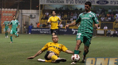 קרופניק מנסה להוציא את הכדור מאזולאי (עמית מצפה) קרופניק מנסה להוציא את הכדור מאזולאי (עמית מצפה)