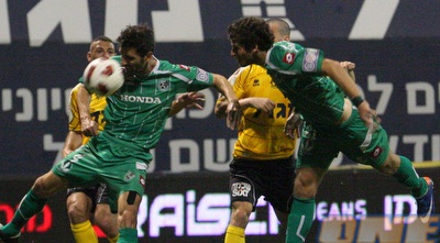 בנאדו נוגח לרשת. השער נפסל (עמית מצפה) בנאדו נוגח לרשת. השער נפסל (עמית מצפה)