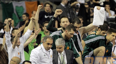 שחקני פאו חוגגים. הניסיון עשה את שלו (יוסי ציפקיס) שחקני פאו חוגגים. הניסיון עשה את שלו (יוסי ציפקיס)