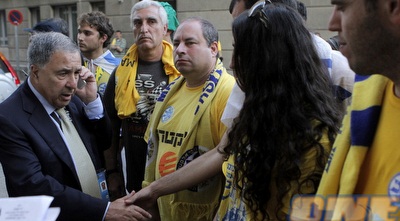 אוהדי מכבי ושמעון מזרחי בברצלונה. אי אפשר להישאר אדישים לשירת התקווה (יוסי ציפקיס) אוהדי מכבי ושמעון מזרחי בברצלונה. אי אפשר להישאר אדישים לשירת התקווה (יוסי ציפקיס)