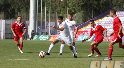 לירן כהן מנסה בעיטה ראשונה לשער (עמית מצפה) לירן כהן מנסה בעיטה ראשונה לשער (עמית מצפה)