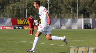 אזארוב בטירוף אחרי שער היתרון שכבש (עמית מצפה) אזארוב בטירוף אחרי שער היתרון שכבש (עמית מצפה)