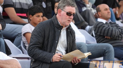 הנציג מטעם אופ&qout;א בוחן את אלי חכמון (עמית מצפה) הנציג מטעם אופ&qout;א בוחן את אלי חכמון (עמית מצפה)