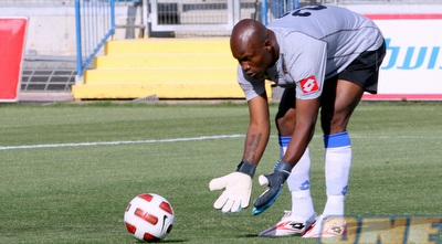 אאורלו מלקט כדור. בינתיים אין לו עבודה קשה (יניב גונן) אאורלו מלקט כדור. בינתיים אין לו עבודה קשה (יניב גונן)