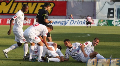 ומוציא את החברים (ואת אלי חכמון) להתגלגל בדשא (עמית מצפה) ומוציא את החברים (ואת אלי חכמון) להתגלגל בדשא (עמית מצפה)