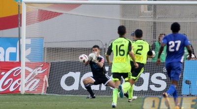 הרוש הודף את הבעיטה של איילי (יניב גונן) הרוש הודף את הבעיטה של איילי (יניב גונן)