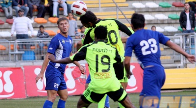 הכדור בדרך לראשו של יבואה. אאורלו הדף (יניב גונן) הכדור בדרך לראשו של יבואה. אאורלו הדף (יניב גונן)