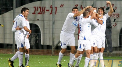 שמעון אבוחצירא חוגג עם חבריו (משה חרמון)