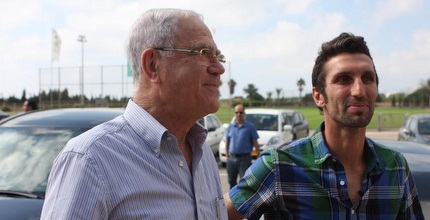 אריק בנאדו ויעקב שחר. יעמוד על הקווים (עמית מצפה)