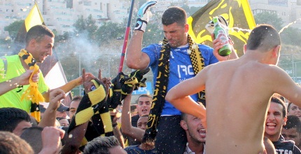 אריאל הרוש נרטב מהבירה של האוהדים (משה חרמון)